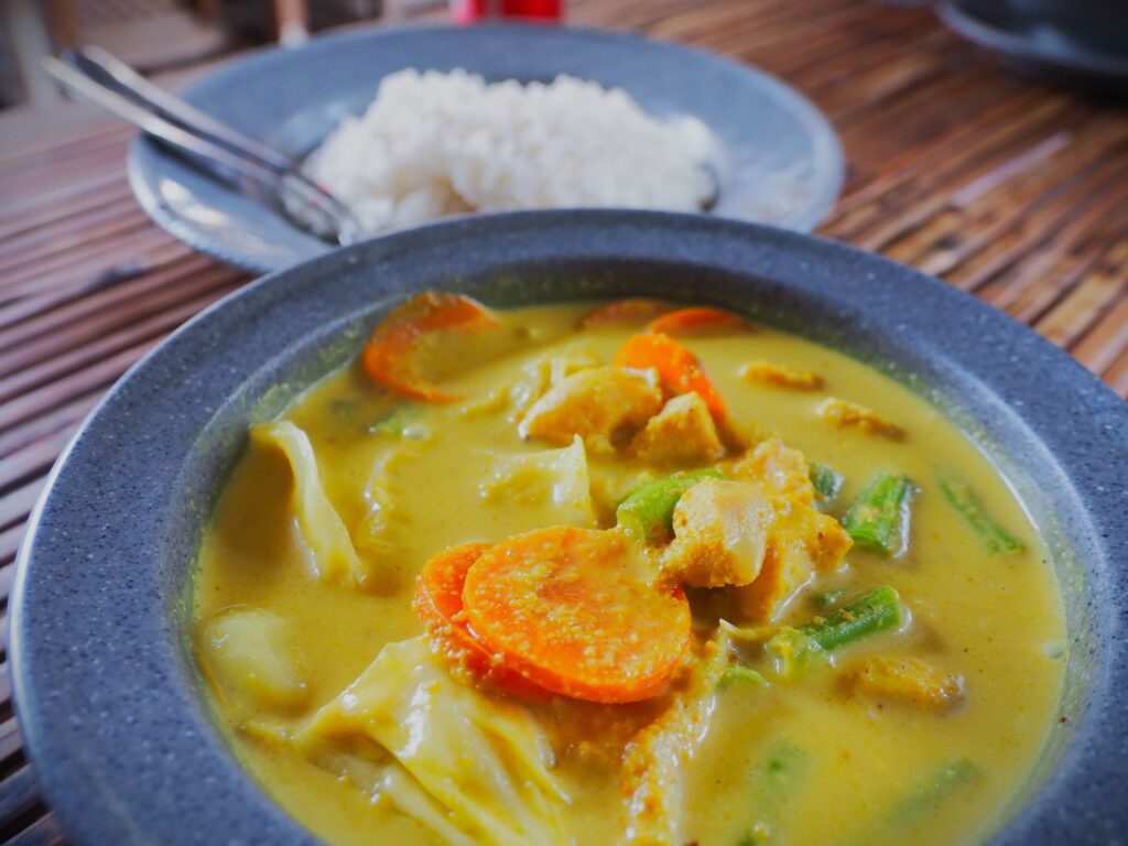 Plato de Curry ZZZwarung Gili Air
