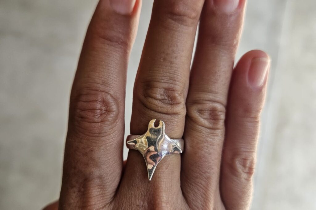 Jewellery Class Gili Air Indonesia. En la foto se ve un anillo que es una manta de plata hecho a mano